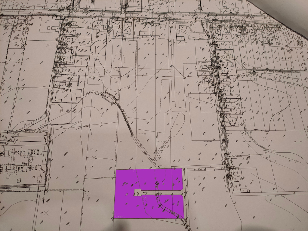 Położenie działek na szerszym planie - zaznaczono je na fioletowo. U góry mapy widoczna DK 25